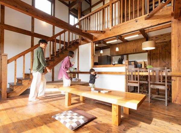 こだわりの漫画スペースがあり、猫と共に暮らす生活が特徴!