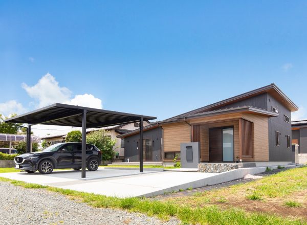 広々としたリビングと開放感のあるアイランドキッチン、使い勝手が良いランドリールームが特徴!